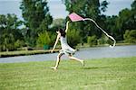 Teen Mädchen mit Kite, in voller Länge