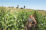 Portrait de famille dans le champ de maïs
