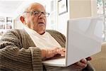 Alter Mann mit Laptopcomputer