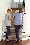 Senior femme recevant une aide marche escalier
