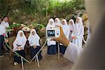 Étudiants en visite sur le terrain en prenant des photographies, l'île de Langkawi, Malaisie