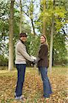 Portrait de Coulple debout dans le parc, à l'automne