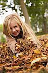 Porträt des Mädchens mit Herbst Blätter
