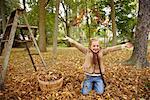 Mädchen werfen Herbst Blätter in der Luft
