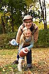 Portrait von Vater und Tochter spielt American Football im Herbst