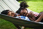 Mère et fille de dormir dans le hamac