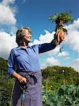 Frau halten Karotten im Garten