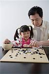 Père et fille jouer I-go