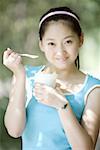 Jeune femme manger la crème glacée avec cuillère