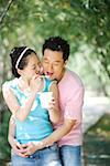 Jeune femme se nourrir de crème glacée à un homme