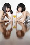 deux jeunes femmes, boire du jus de pailles