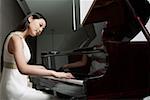 Junge Frau, die Klavier spielen