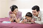 Familie zeichnen im Bett