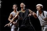 Trois basketteur jouant au basketball