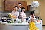 Portrait d'une famille souriante en cuisine