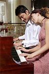 Jeunes amoureux, jouer du piano dans le hall intimement