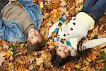 Enfants se trouvant dans les feuilles d'automne