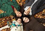 Familie liegen im Herbst Blätter