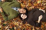 Couple se trouvant à l'automne les feuilles