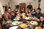 Familie Toasten beim Thanksgiving-Dinner