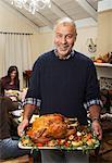 Man Holding Thanksgiving-Truthahn