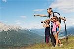 Mann und Kinder Blick durchs Fernglas