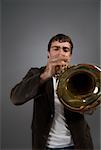 Gros plan d'un musicien jouant de la trompette
