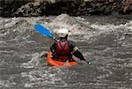 Vue arrière d'une personne en kayak dans une rivière