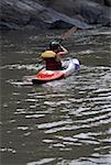 Vue arrière d'une personne en kayak dans une rivière