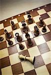 High Angle View of Schachspiel mit einem gefallenen König