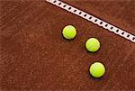 Gros plan de trois balles de tennis dans une Cour