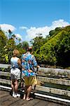 Vue arrière d'un homme et une femme regardant un îles de vue, Onemea Bay, Big Island, Hawaii, USA