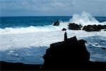 Stapel von ausgewogenen Steine auf einem Felsen, Kehena Beach, Big Island, Hawaii Inseln, USA