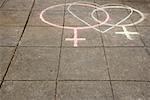 Vue grand angle de deux symboles féminins dessinés sur la route en forme de coeur