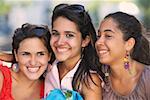 Gros plan de trois jeunes femmes souriant