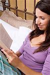 Gros plan d'une femme adulte mid, lire un livre