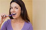 Portrait d'une femme adulte mid brosser ses dents