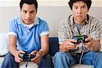 Portrait de deux jeunes hommes jouant le jeu vidéo