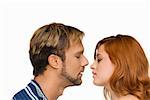 Profil de côté d'un couple embrasser