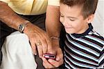 Mitte Schnittansicht eines leitenden Menschen zeigen ein Handy zu seinem Enkel