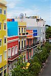 Erhöhte Ansicht der Gebäude entlang einer Straße, Old San Juan, San Juan, Puerto Rico