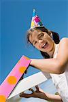 Portrait d'une jeune fille ouvre son anniversaire présente et riant