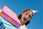 Portrait d'une jeune fille en riant avec anniversaire présente