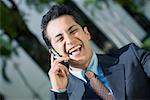 Homme d'affaires parlant sur un téléphone mobile et souriant