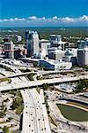 Vue aérienne d'une autoroute à voies multiples dans une ville, Interstate 4, Orlando, Floride, USA