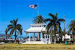 Bâtiment entouré de palmiers dans un parc, Bayview Park, Key West, Floride, Etats-Unis