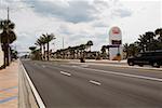 Voiture sur la route, Daytona Beach, Floride, États-Unis