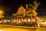 Vue d'angle faible d'un musée illuminé la nuit, Key West Musée d'Art et d'histoire, Key West, Floride, USA
