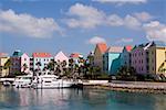 Flusskreuzfahrtschiffe vertäut am Pier, Paradise Island, Bahamas