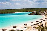 Palapa-Sonnenschirm am Strand, Exuma, Bahamas
